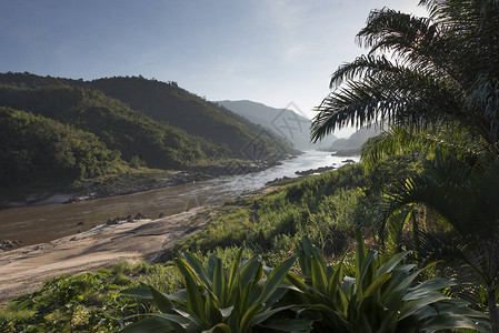 老挝乌多姆赛省湄公河流经山脉的风景图片