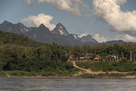 具有山脉背景的河流湄公河乌多图片