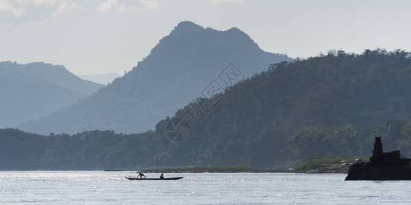 在老挝湄公河上船图片