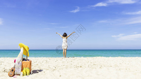 夏日旅行与时装女伴游泳衣比基尼鱼星太阳眼镜照相机和帽子一起在沙滩上度假背景图片