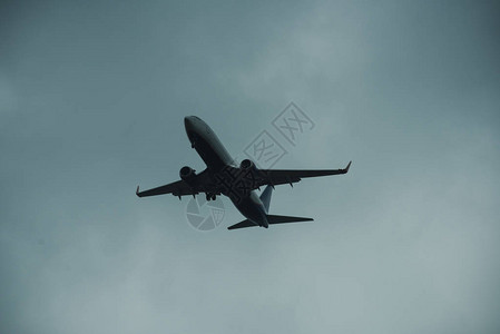 灰色天空中飞机的轮廓图片