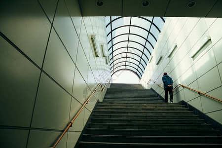 男子在地铁出口上楼梯图片