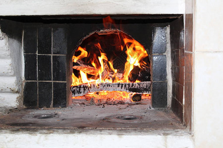 俄罗斯火炉壁炉里的火很热很漂亮在俄罗斯的许多家庭中都有俄罗斯火炉它们有多种功能在寒冷的日子里背景图片