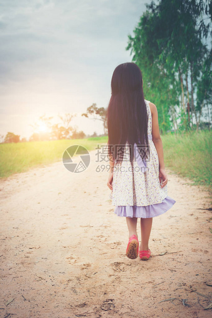 长发穿裙子的小女孩在农村路上从你身边走了出来图片