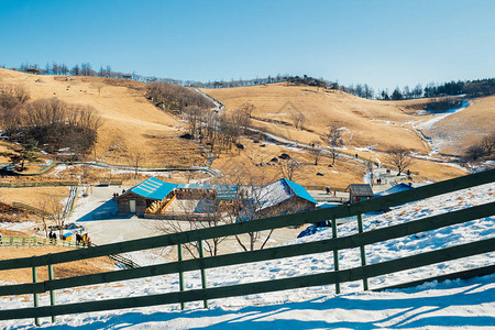 韩国平昌大关岭绵羊牧场的干草场和雪山图片