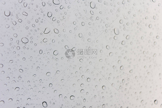 玻璃雨天的水滴图片