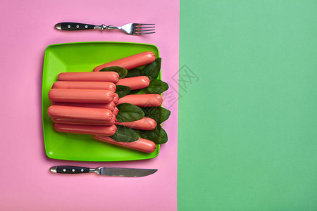 盘子上的香肠和菠菜图片