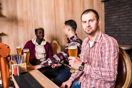 人喝啤酒在两个讨论在酒吧喝酒图片