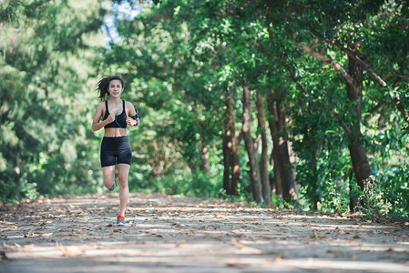 在公园慢跑的年轻健身女人图片