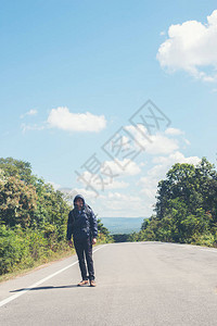 度假时走在乡间小路上的人脚假日旅游图片