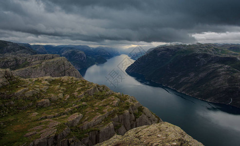 晚上10点从Preikestolen看到Lysefjord图片