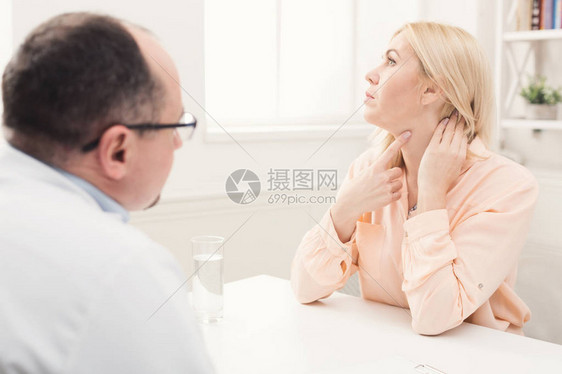 女病人在医生预约在医院进行体检女人指着她的脖子咨询诊断医疗保健和医疗概图片