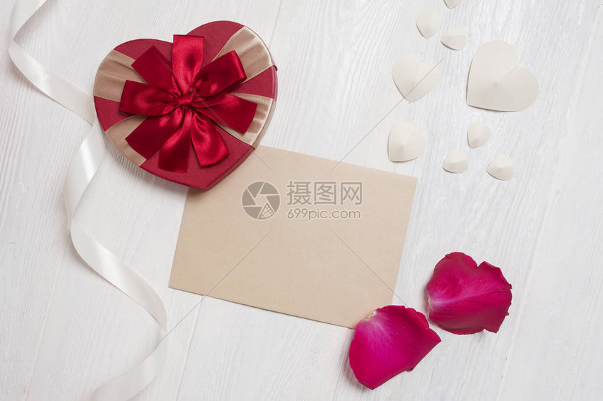 以心和玫瑰花形式赠送礼物的装饰信图片