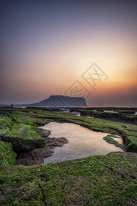 在韩国南部济州岛的光地海滩上清山日出图片