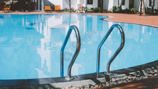 亚洲一家五星级酒店的游泳图片