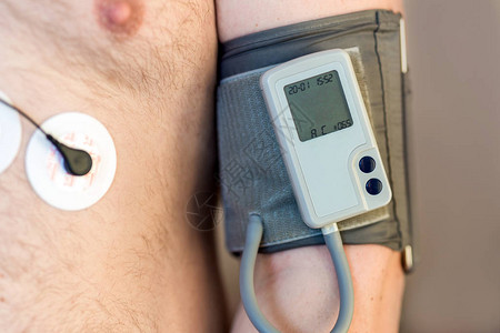 人体男身体上的动态心电图监测装置和每日血压记录仪每日心电图监测超重的人心脏病的高风险保图片