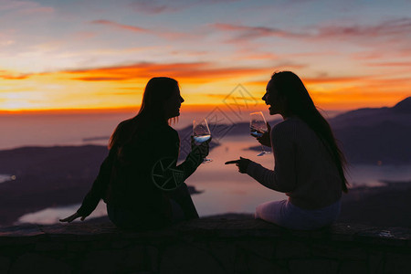 山区日落时妇女们一起饮酒图片