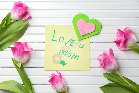 美丽的郁金香感觉的心和母亲节的手工卡片图片