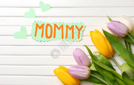 美丽的郁金香和手工制作的母亲节卡片以图片