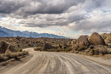 美国加利福尼亚州LonePine附近内华达山区阿拉巴马山的泥土路通图片