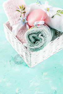 Spa放松和洗澡概念海水盐肥皂用浅蓝色相近背景的化妆品和毛图片