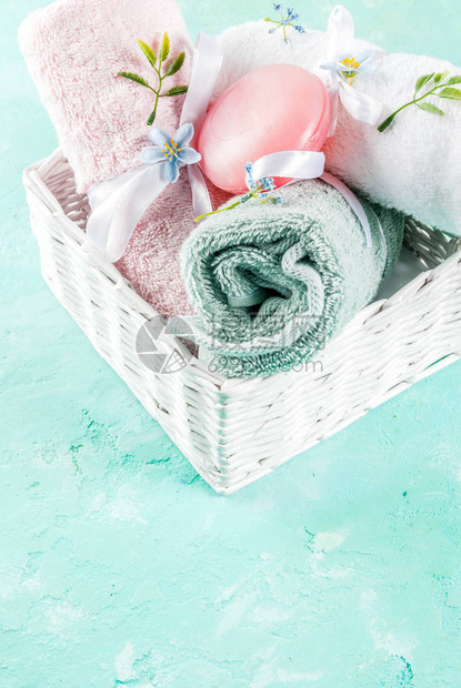 Spa放松和洗澡概念海水盐肥皂用浅蓝色相近背景的化妆品和毛图片