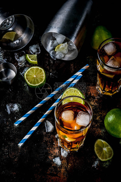 古巴自由长岛或冰茶鸡尾酒加烈酒可乐石灰和冰两杯玻璃深底背景复图片