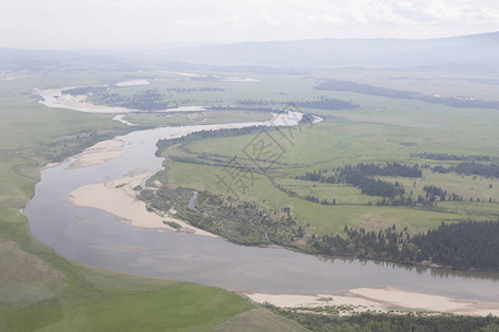 从海拔高度看东西伯利亚的河流和湖泊从直升机的驾驶舱到西伯利亚针叶林的湖泊背景图片