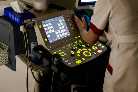 临床超声机的特写拥有高科技设备的现代化医院保健诊断和图片