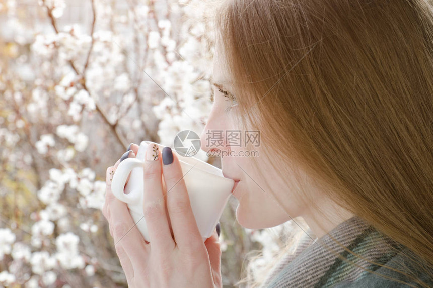 年轻女人喝茶图片