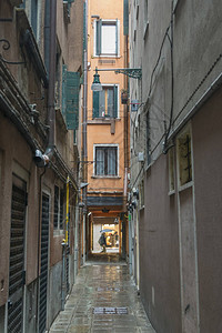 意大利威尼托威尼斯街边雨中图片