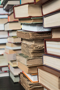 书店或图书馆的很多书籍以木制背图片