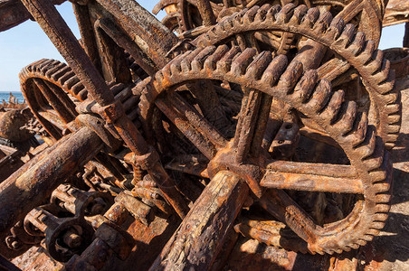 废弃的旧船链轮图片