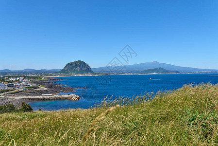 在Sagyeri村和济州岛西南海岸的Sanbangsan山和Hallasan山图片