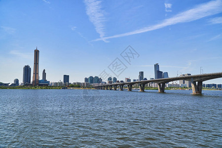 首尔的Yeouido市景有圆河桥汉河图片