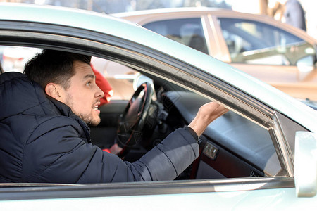 车内情绪化的男人在交通图片