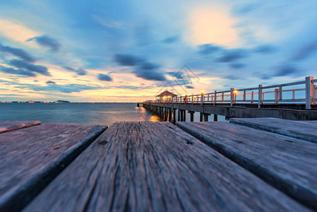 日落时通往大海的木桥图片