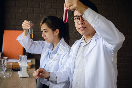 专业科学家男女在科学化实验室的试管中测试液体物质改善医疗保健概念图片