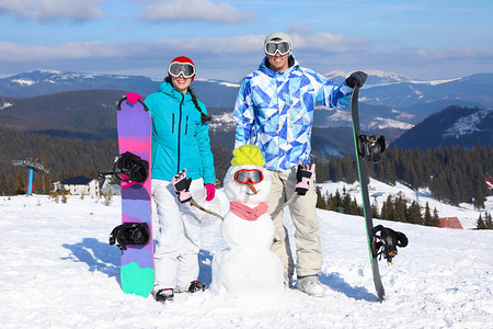 在滑雪度假胜地玩雪人和雪图片