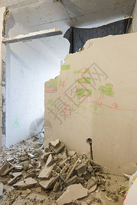 在新大楼内拆除内部隔间通过进入房间的图片