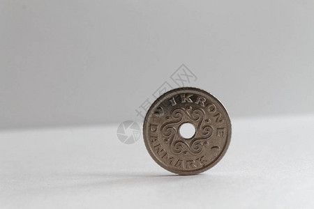 丹麦的一枚硬币就落在孤立的白色背景上提名为图片