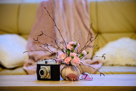 白色内室的婚礼装饰主题鲜花和香槟图片