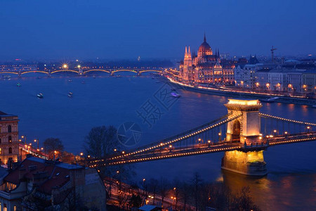 布达佩斯城市夜景查看链桥多瑙河和著名的议会大厦布达佩斯市是图片