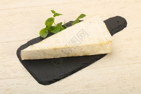 木板上的布里奶酪图片