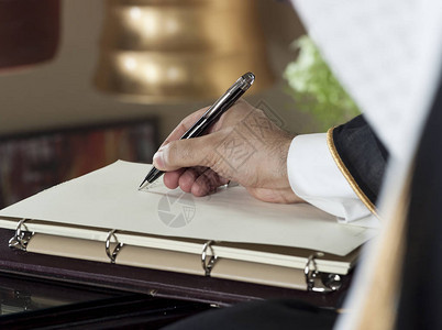 沙特阿拉伯人手写豪华家庭环境中笔记本图片