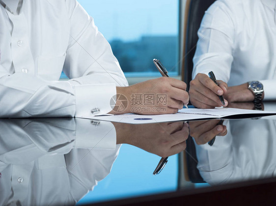 2名沙特商人在签署文件签订合同或进图片