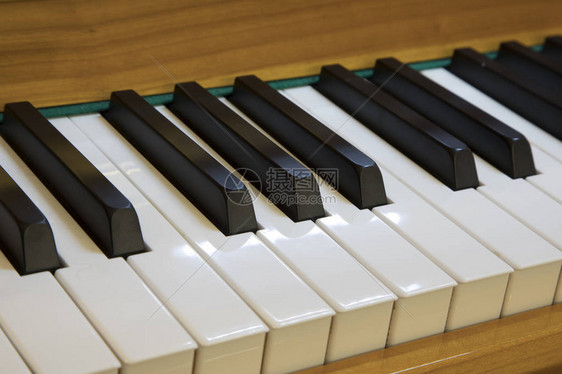 带钢琴键的木制钢琴细节图片