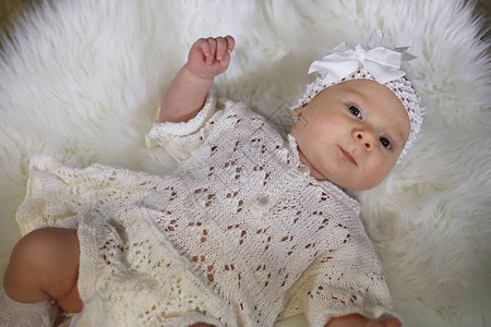 一个穿着白色连衣裙特写的漂亮女婴的肖像图片