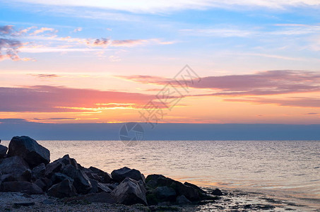 海景海洋背景的石子海岸云图片