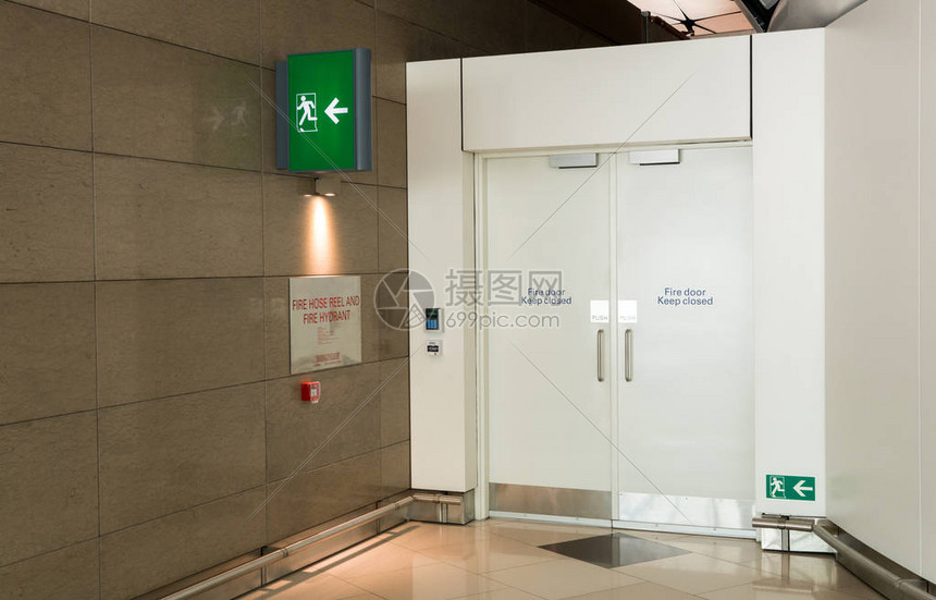 机场航站楼紧急出口方式的消防出口方式门和消防出口标志灯箱紧急标志情况下的绿色紧急出图片